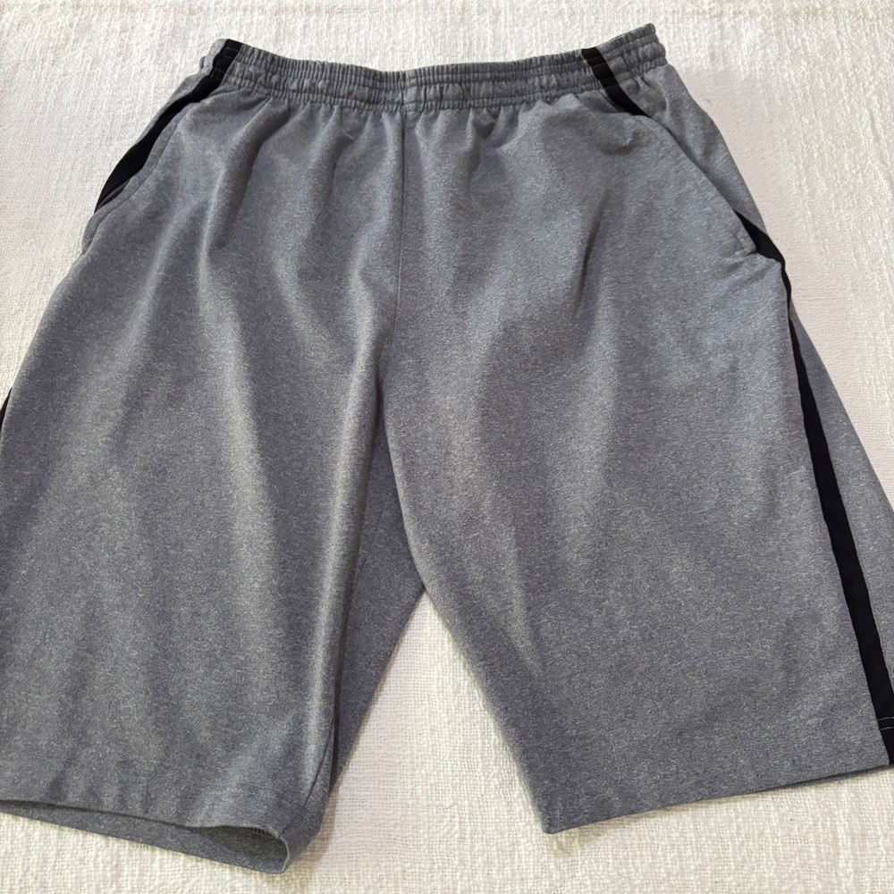 Under Armour Mens 4XL HeatGear Loose Fit Athletic Shorts Gray Black Stripe